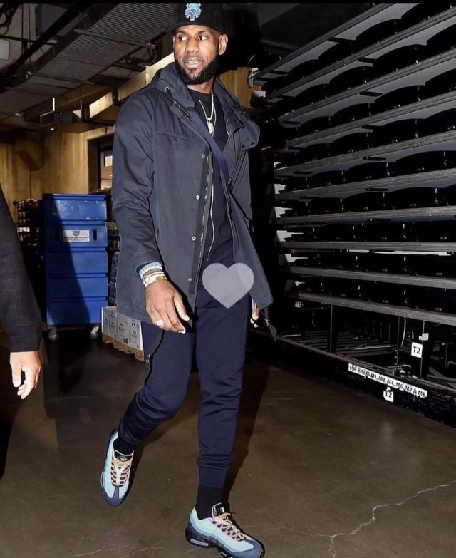 ESPN：曼联重点关注边翼卫引援，并且有7名中场目标（ESPN称曼联优先补强边翼卫，锁定7位中场候选）