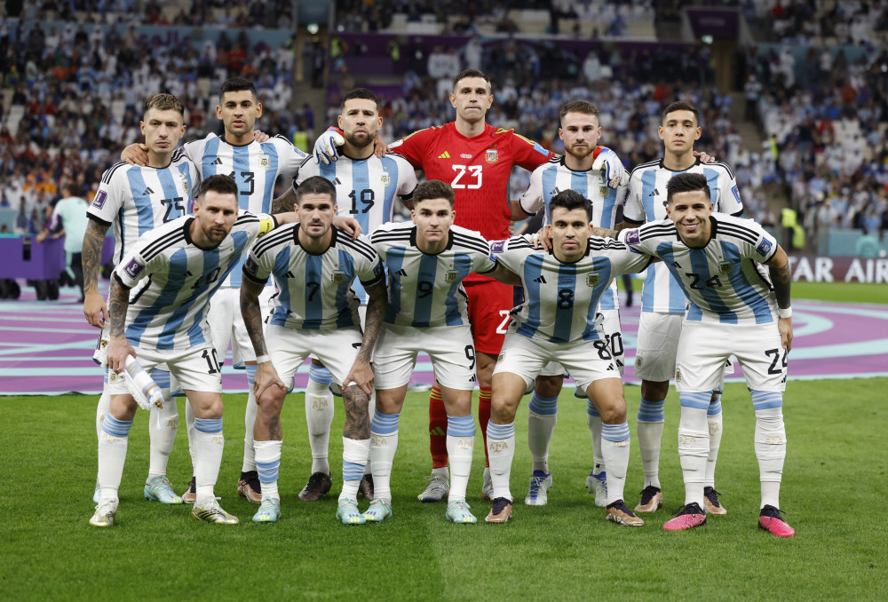 伊涅斯塔：中场球员当教练更能掌控全局，小法现在做得非常好（伊涅斯塔：中场出身更会统筹全局，小法执教表现出色）