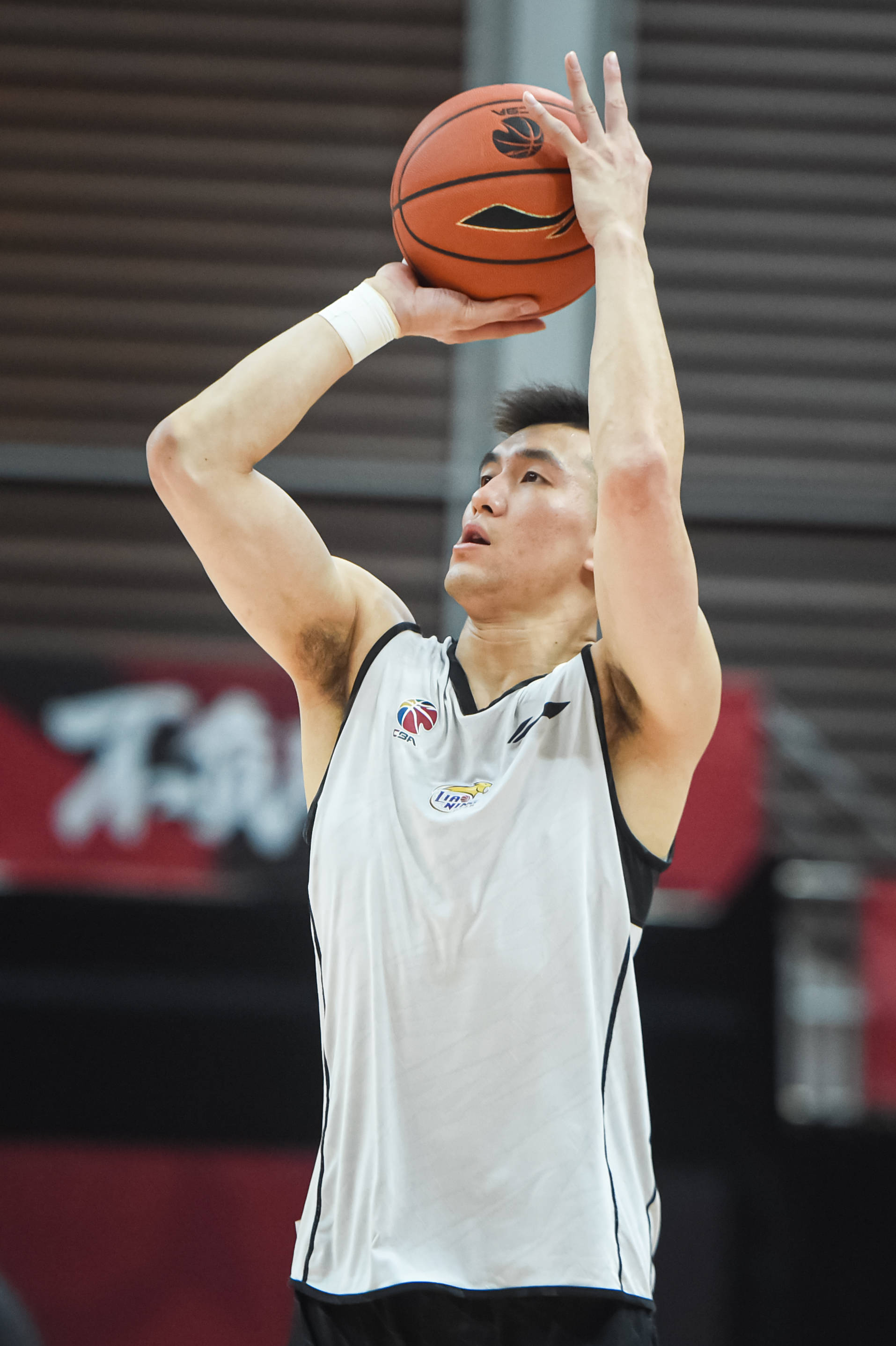 穆帅：我和孔蒂不是朋友，他是顶级教练但我不清楚他的为人（穆帅：我与孔蒂并非朋友，他是顶级教练，但我不太了解他的为人）