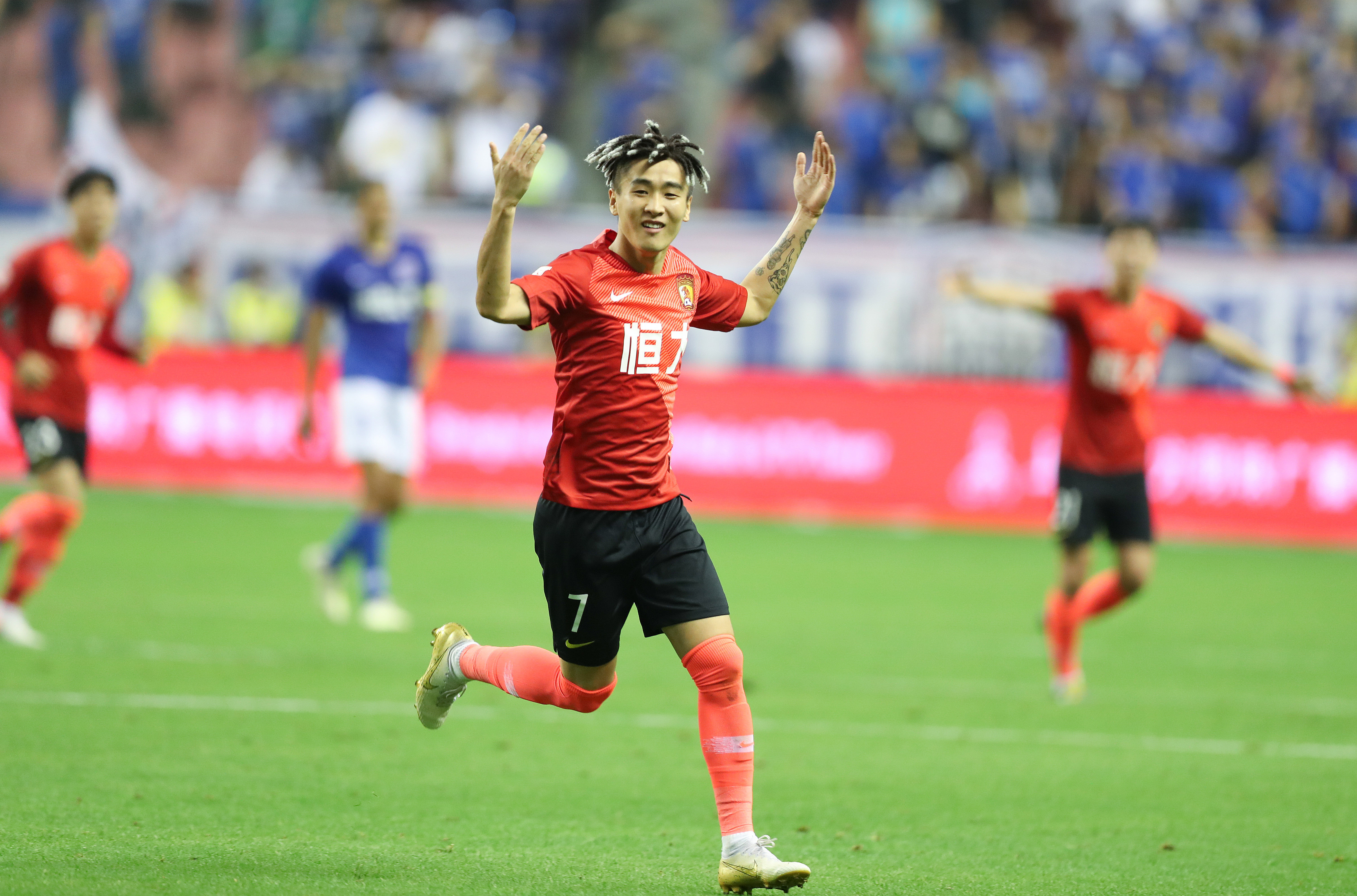 拉菲尼亚回归：巴萨复兴的关键引擎（拉菲尼亚归来：点燃巴萨复兴的核心动力）