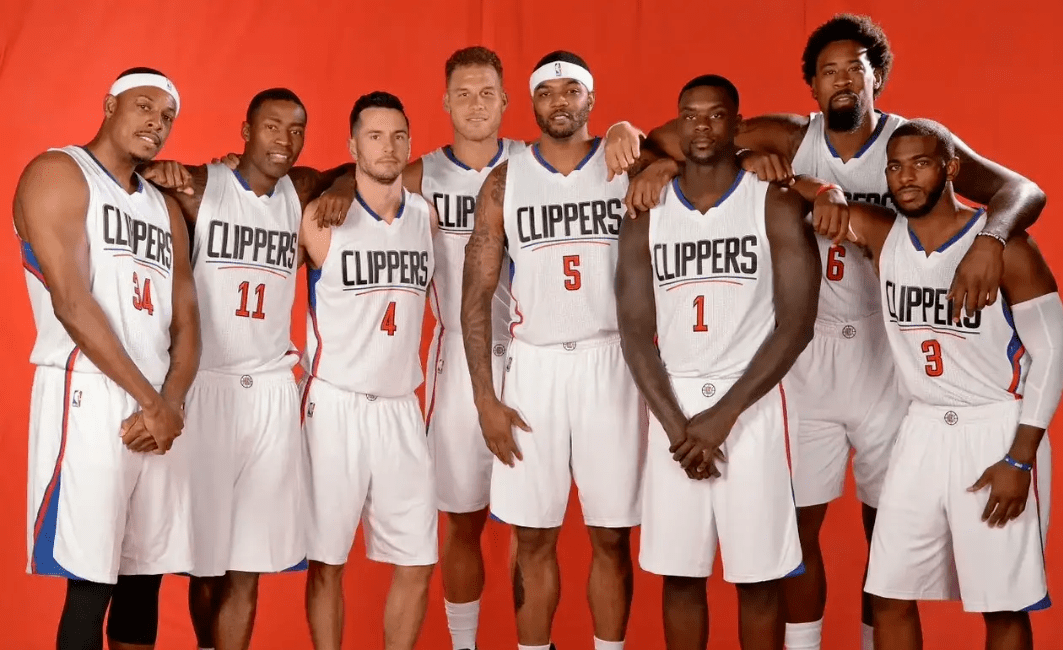 三连冠！上海海港加冕2025赛季中超冠军，摘下队史中超第四星（2025中超封王！上海海港成就三连冠，队史第四星点亮徽章）