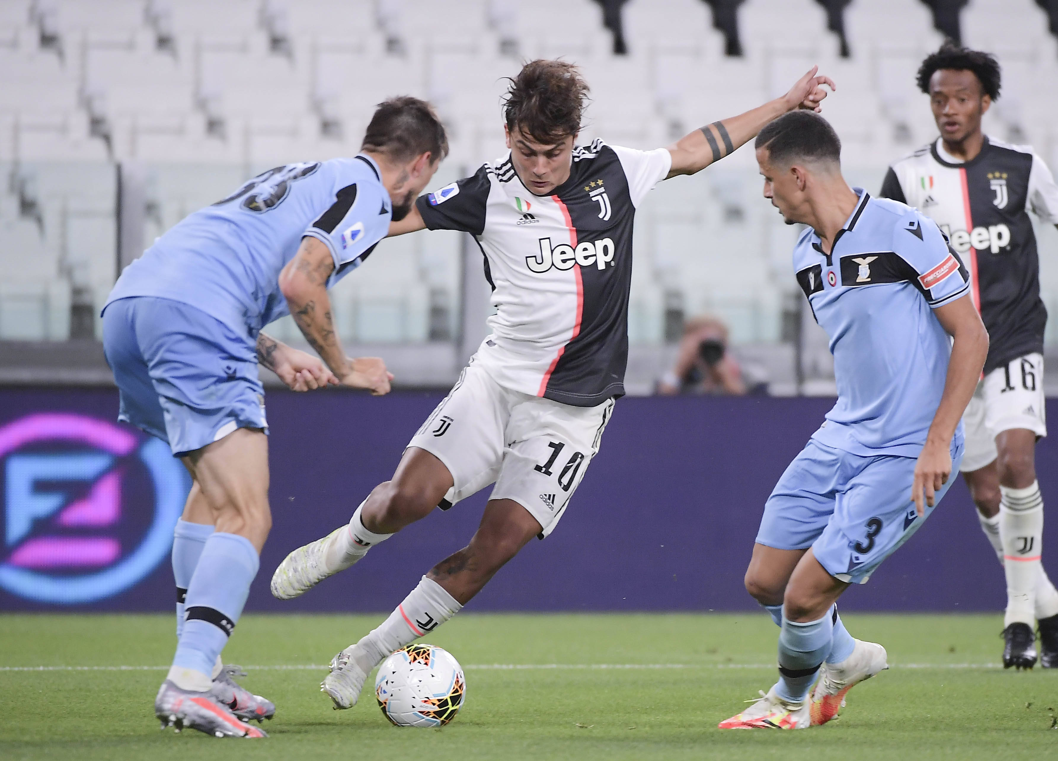 中场核心跑动全场第一，数据炸裂（中场大脑全场跑动第一，数据爆棚）