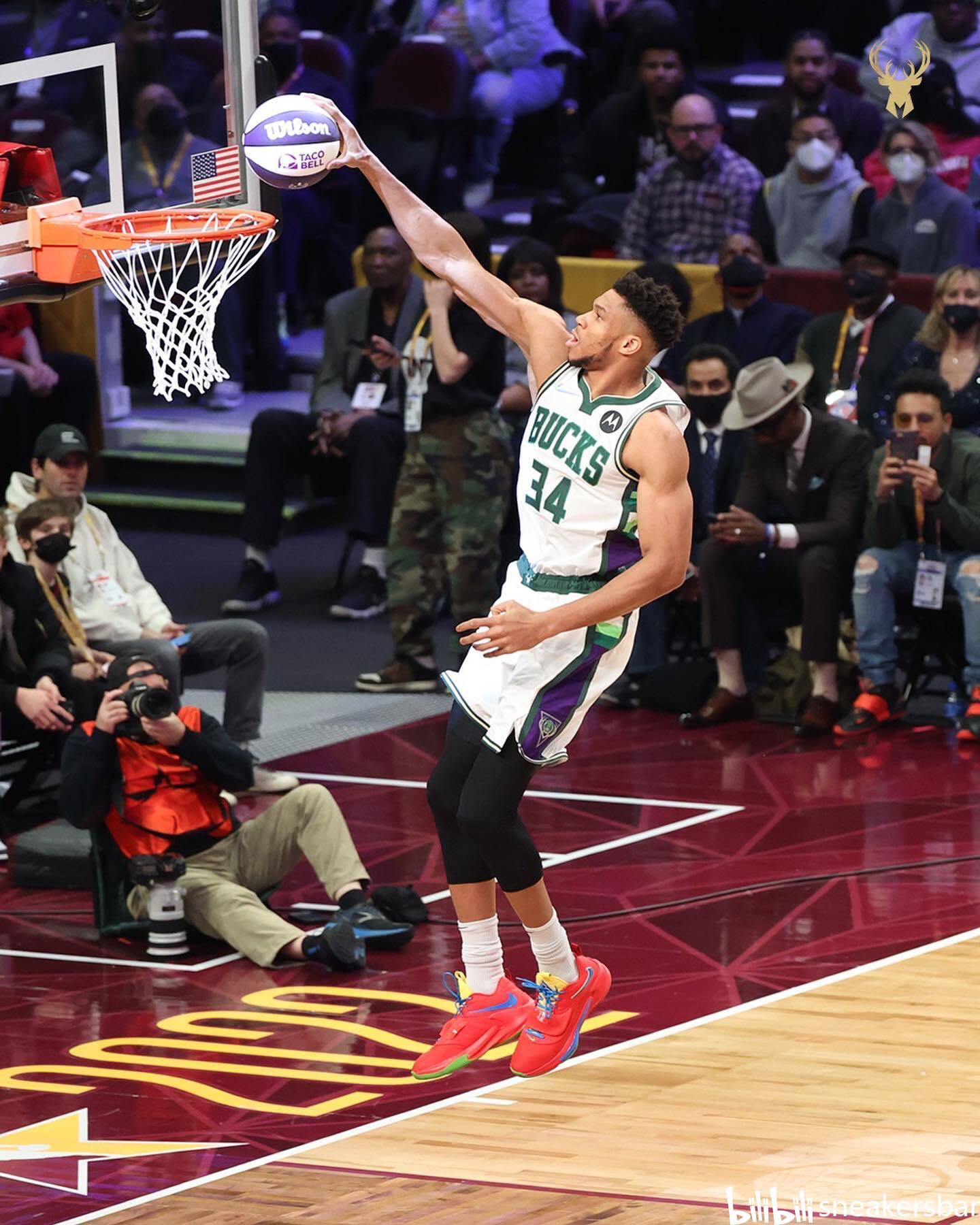 在两名后卫 在两名后卫